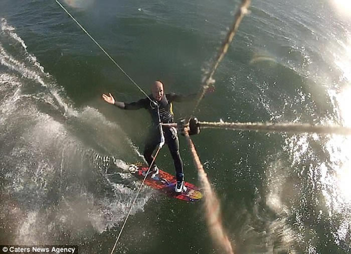 美国加州男子滑浪时居然冲到鲸鱼背部