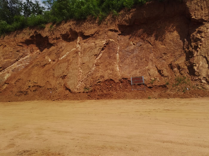 �ӱ�ʡ�е��ге����������ϵ��̴忪ɽ��·�������з��֡��������͡�Ů����ͼ��