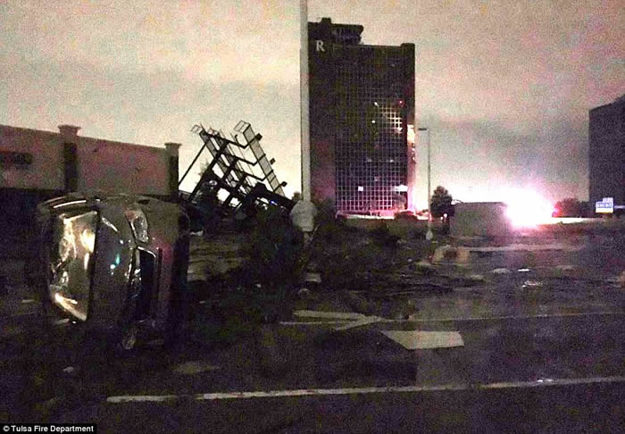 美国俄克拉何马州东北部城市塔尔萨遭到非常罕见的龙卷风袭击