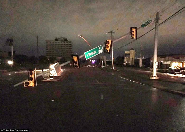 美国俄克拉何马州东北部城市塔尔萨遭到非常罕见的龙卷风袭击