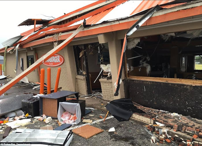 美国俄克拉何马州东北部城市塔尔萨遭到非常罕见的龙卷风袭击