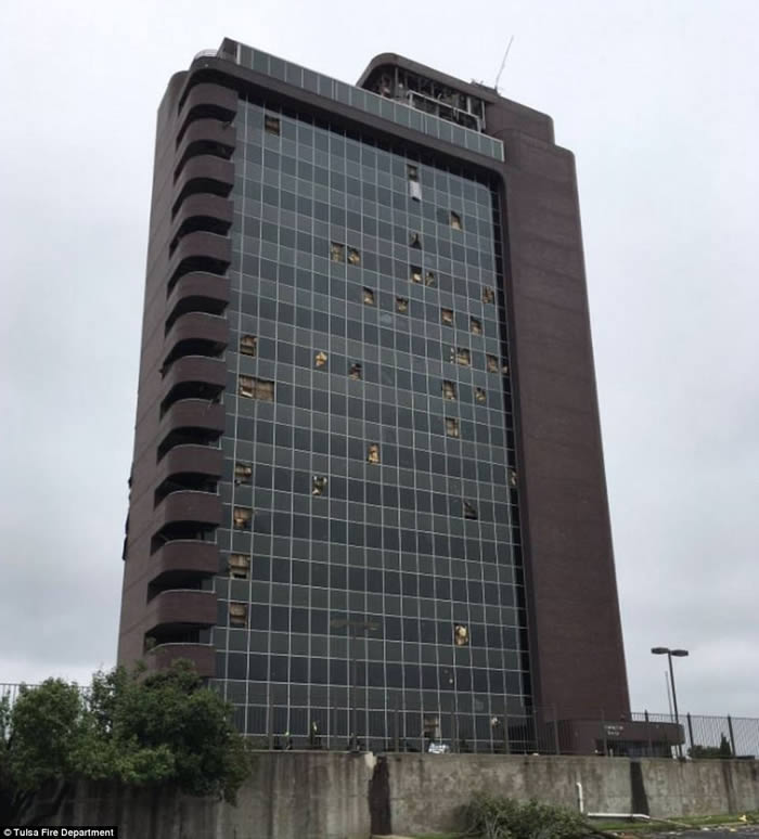 美国俄克拉何马州东北部城市塔尔萨遭到非常罕见的龙卷风袭击