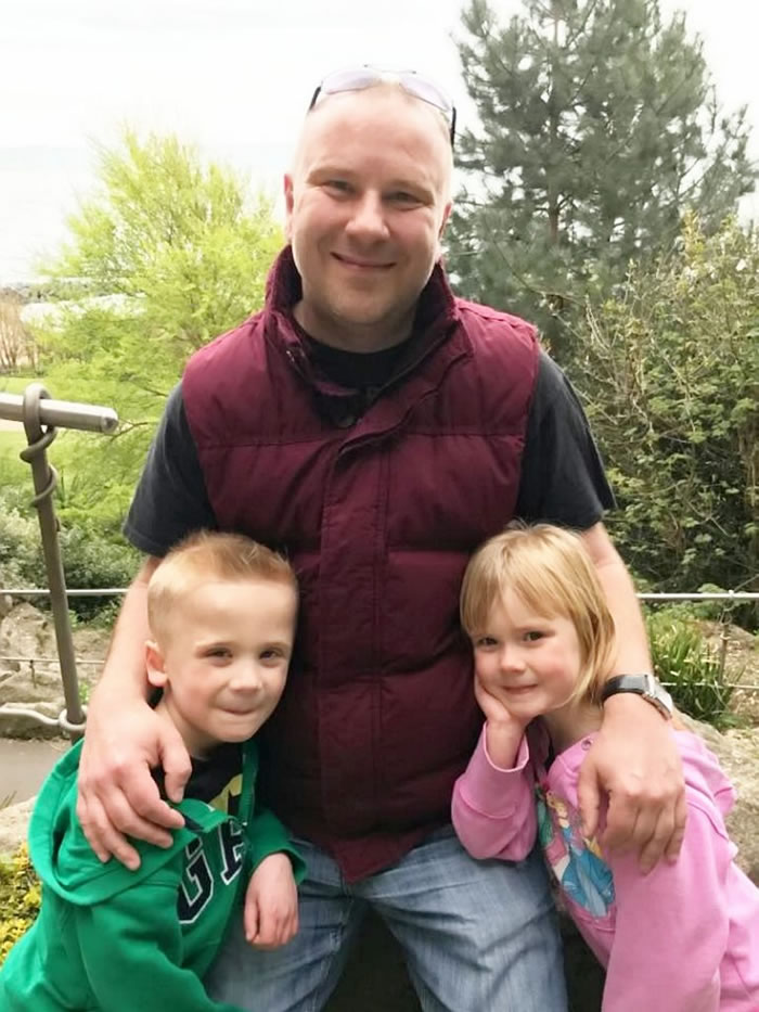 英国德比郡男子惨遭栗翅鹰“鹰爪功” 头顶鲜血直流