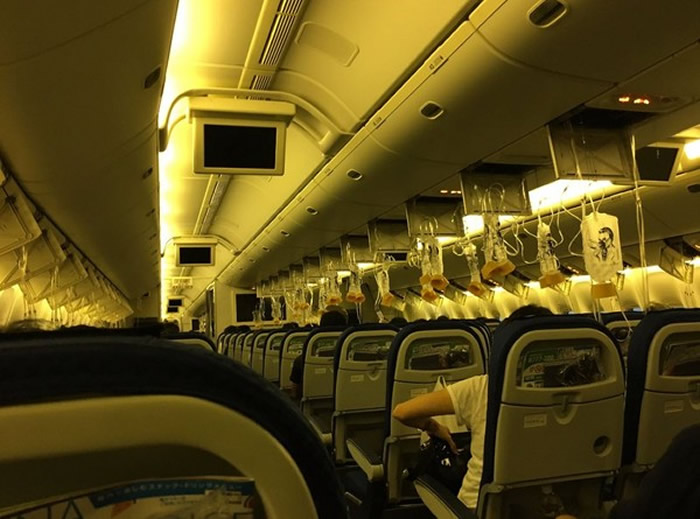 当时舱压异常,机长让客舱落下氧气罩。