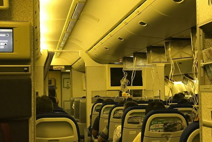 网友说,当时机上乘客虽然冷静,但却弥漫一股诡异气氛。