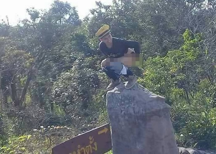 披帕猜跳到石上脱裤蹲下。