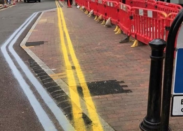 网民讥笑该道双黄线竟“不懂转弯”。