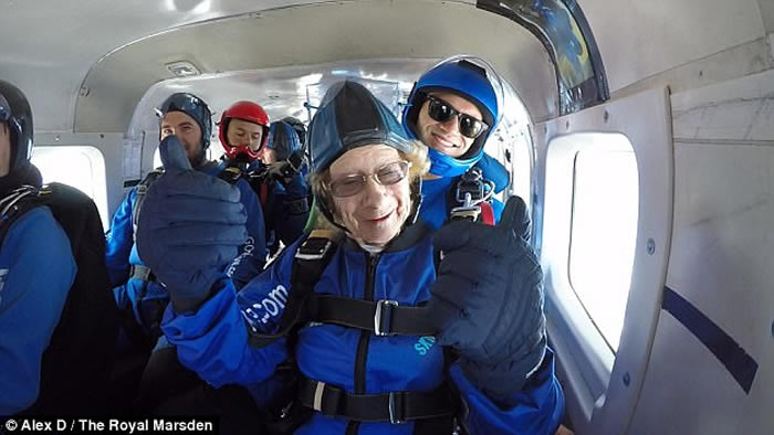 英国伦敦90岁老婆婆挑战高空跳伞