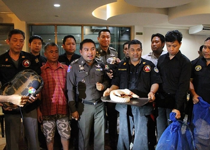 警方向记者讲述行动详情。