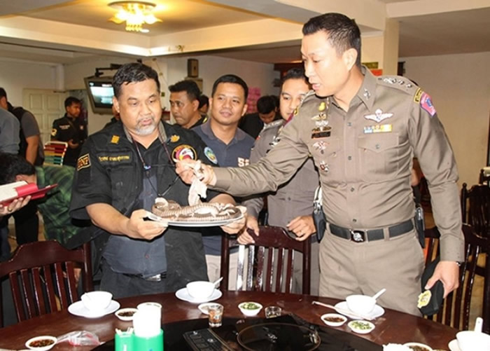 有蛇肉准备上桌。