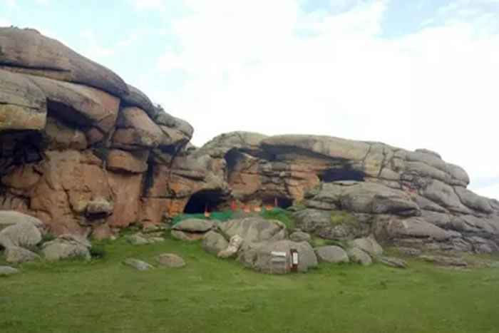 经国家文物局批准,2016年7-9月,新疆文物考古研究所对吉木乃县通天洞遗址进行主动性考古发掘