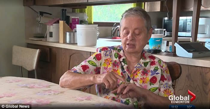 加拿大84岁阿婆求婚钻戒失踪13年 在农场红萝卜身上找到