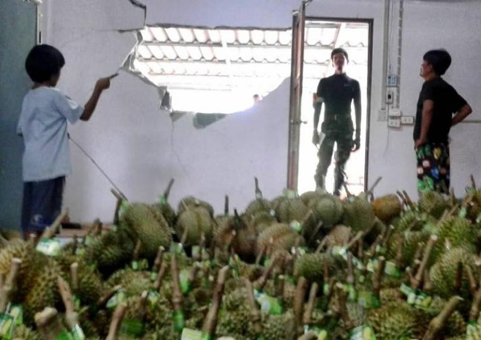 仓库的墙壁和门窗等损毁严重。