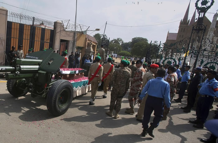 军人护送灵车往教堂。