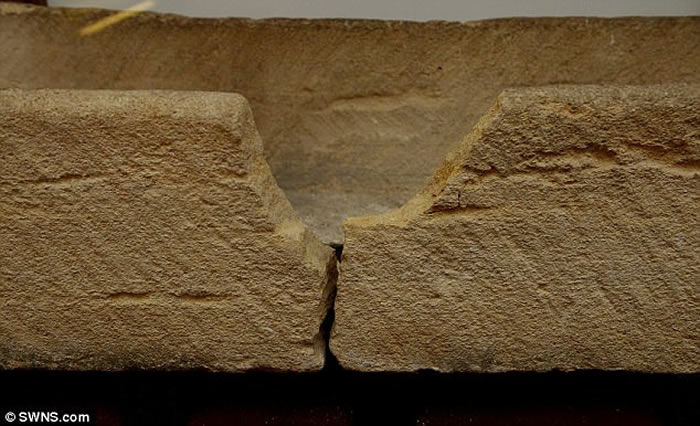 Ӣ˹޵Ժ ĸС800ʷʯյ