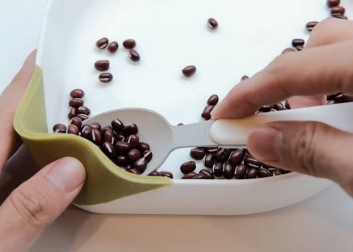 胶边餐具令视障者进食时更加方便。