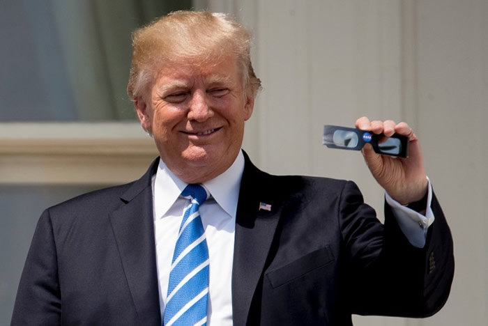特朗普手持太空总署发给的保护眼镜。