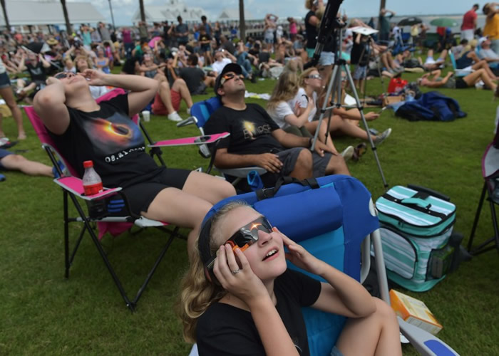 市民佩戴特制眼镜仰望太阳“消失”一幕。