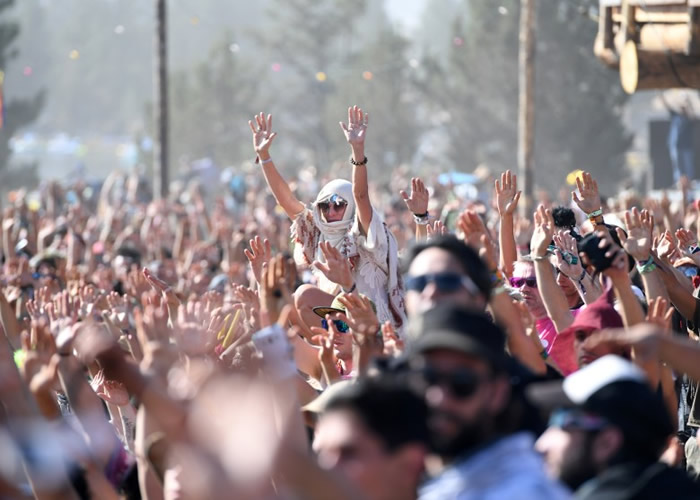 有民众参与美国原住民的宗教仪式,伸手向天祈祷。