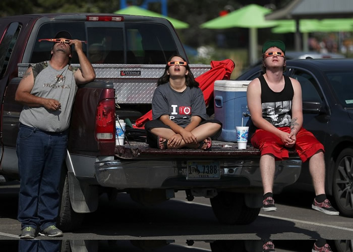 观赏日食成为不少人的家庭乐活动。
