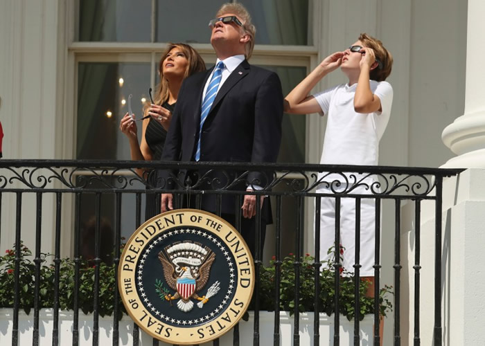 特朗普与第一夫人梅拉妮亚和儿子巴伦,在白宫观赏奇景。