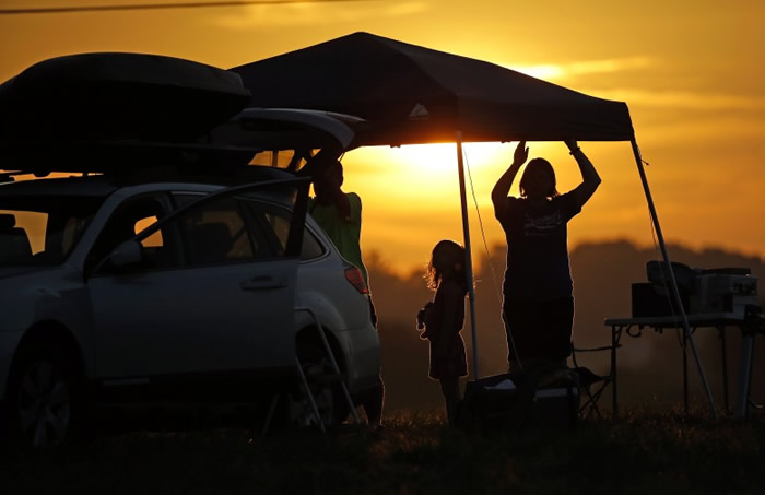 民众静候日全食的来临。