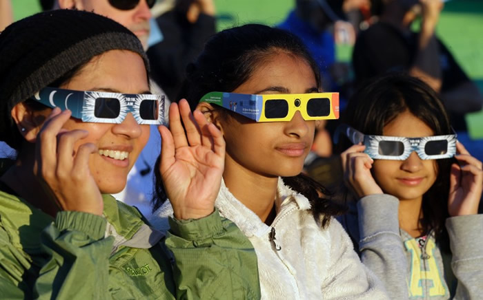 学童们全副武装,准备就绪。