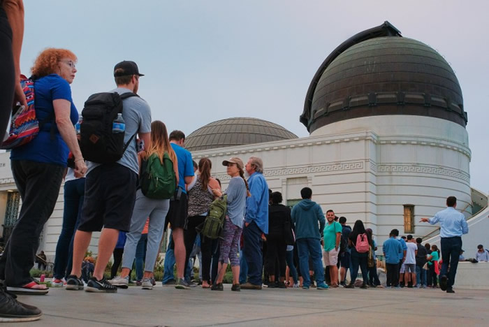 市民排队购买护目镜。