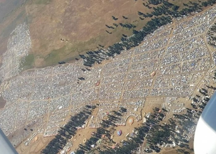 空地上逼满人。