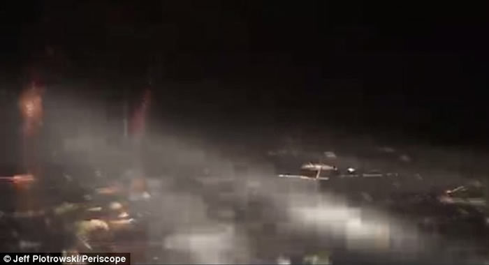 飓风哈维登陆美国德州:追风者塌楼间直播 画面突中断