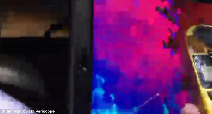 飓风哈维登陆美国德州:追风者塌楼间直播 画面突中断