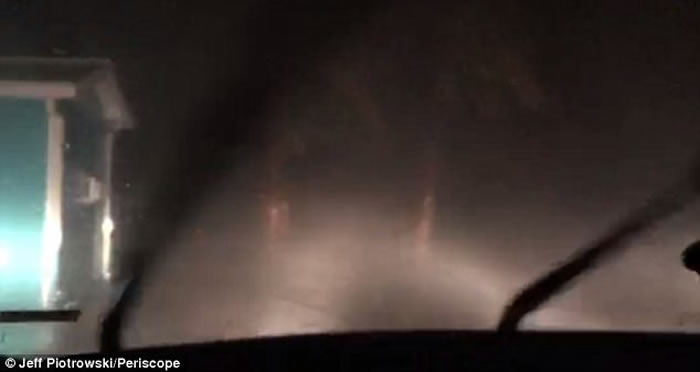 飓风哈维登陆美国德州:追风者塌楼间直播 画面突中断