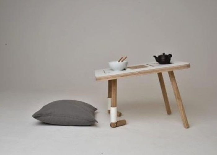 计师研发出前腿可以下跪的小桌子 方便绘图或