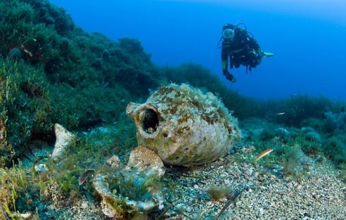 罗宾斯在潜水时拾起多枚古币。