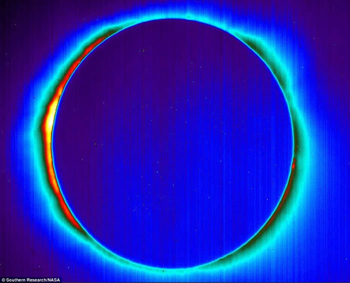 美国NASA公布5万英尺高空上的观测飞机WB-57F拍摄的日全食红外线照片 有助日冕研究