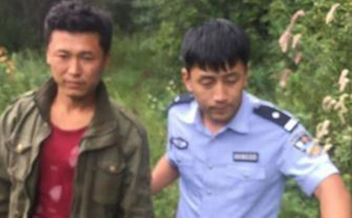 男子被警方接走。