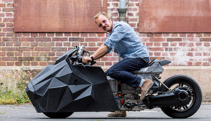 骑乘姿势也完全不像大绵羊,反而更接近仿赛车。