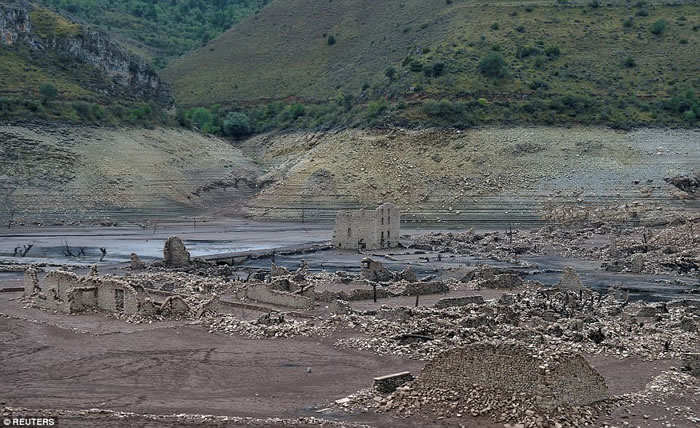欧洲干旱严重 西班牙淹没在水底消失60年的城镇“曼西利亚德拉谢拉”重见天日