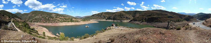 欧洲干旱严重 西班牙淹没在水底消失60年的城镇“曼西利亚德拉谢拉”重见天日