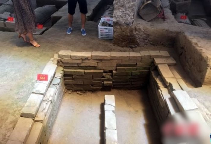 λ�ڸ���������԰�ڵ�������Ĺֻ�����¹�ڣ��