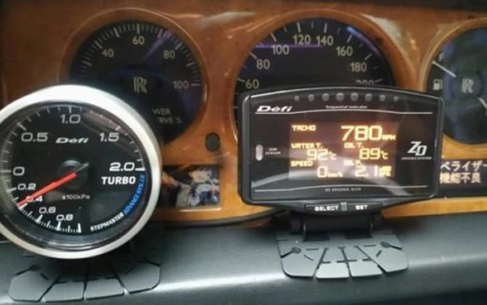 这辆暴改英伦女神,虽然外观依旧典雅,但内装倒是追加了一堆突兀的各式仪表…。