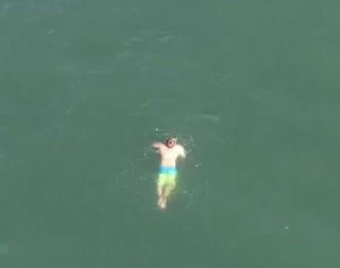 美国北卡罗莱纳州藏毒男子为摆脱警察奋力游向大海却遇见鲨鱼