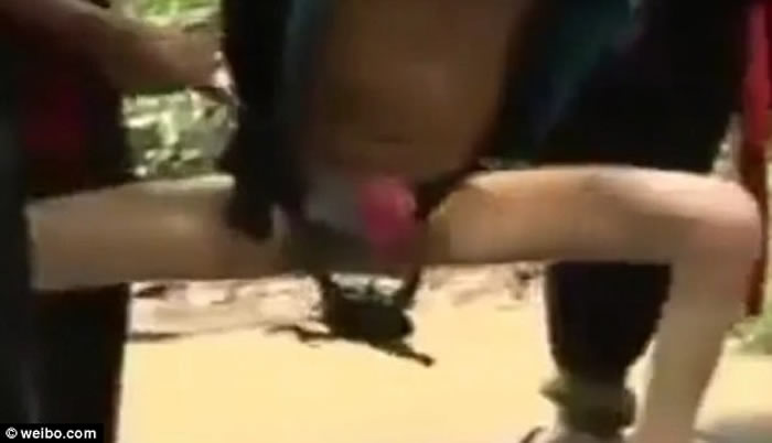 男人最痛:泰国男子被螃蟹夹住下体痛不欲生