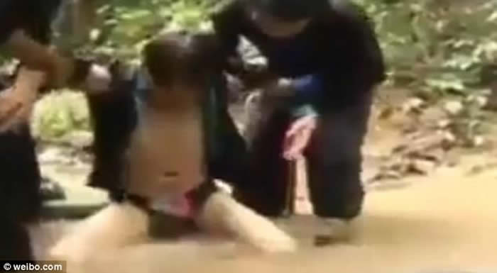 男人最痛:泰国男子被螃蟹夹住下体痛不欲生