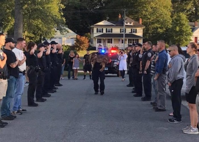 警队人员列队送别“猎人”。