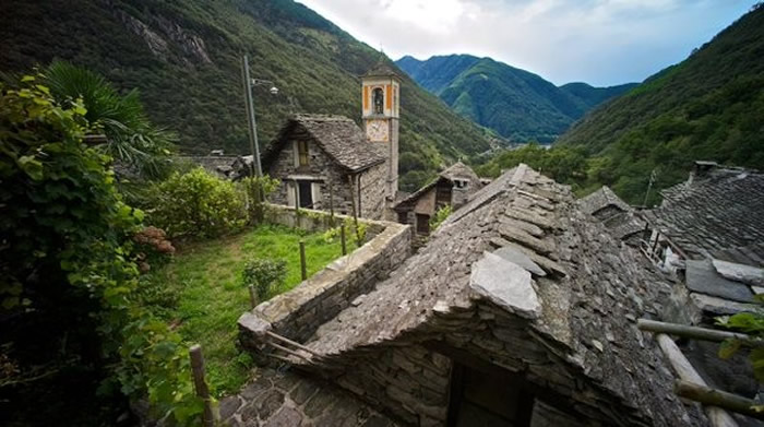 当地建筑的屋顶都是以干燥的石头建成的。