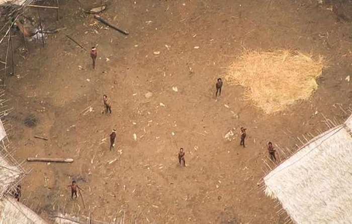 消失1年再现!亚马逊土著持矛怒指飞机