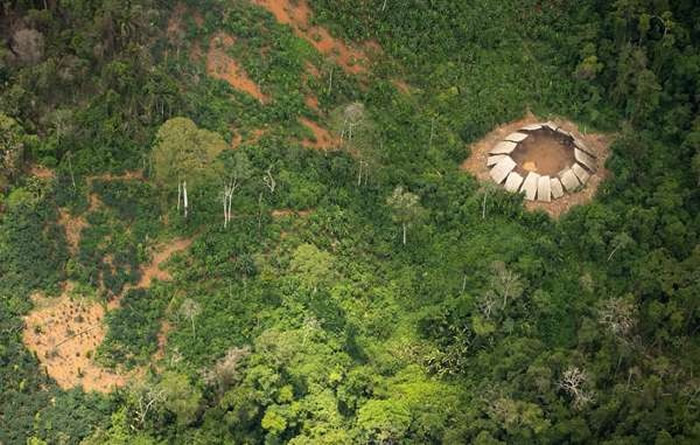 消失1年再现!亚马逊土著持矛怒指飞机