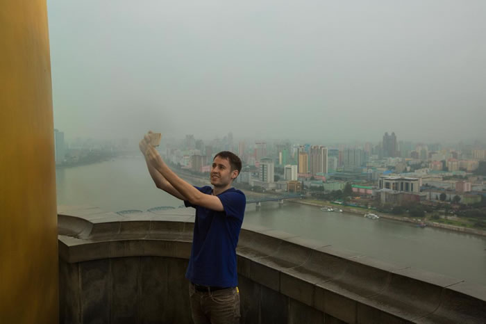 �۹���Ÿ����¿�˹����Jacob Augustine����ƽ������˼������Juche Tower�������ġ� PHOTOGRAPH BY DAVID GUTTENF
