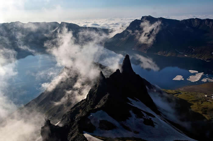 �ӳ�����������Ryanggang Provnice�����İ������ֵİ�ͷɽ�� PHOTOGRAPH BY DAVID GUTTENFELDER, AP